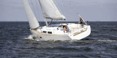 Hanse 400 auf dem Greifswalder Bodden bei Wiek.[ © Nicolai Krauss, Große Elbstraße 143 a, 22767 H a m b u r g; Tel. +49-40-39809738; www.nico-krauss.de; E-Mail: mail@nico-krauss.de; Konto: H a m b u r g e r  S p a r k a s s e; Kto-Nr. 1237 473382; BLZ: 20050550; IBAN: DE 15 2005 0550 1237 4733 82 BIC HASPDE HH; Finanzamt Hamburg- Altona St. Nr. 02/432/02221. USt.-IdNr. DE 194748012; Jegliche Verwendung nur gegen Honorar und Beleg; bei Verwendung des Fotos außerhalb journalistischer Zwecke bitte Rücksprache mit dem Fotografen halten. No model release. ]